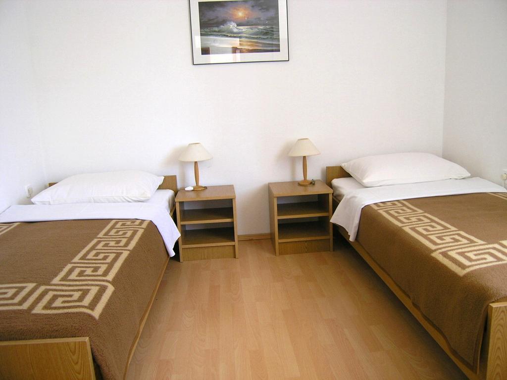 Apartmani Dolencic Krk Town Luaran gambar