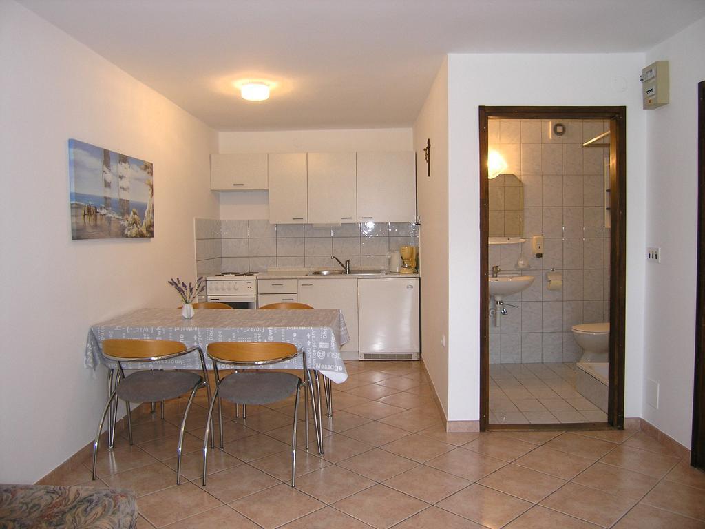 Apartmani Dolencic Krk Town Luaran gambar