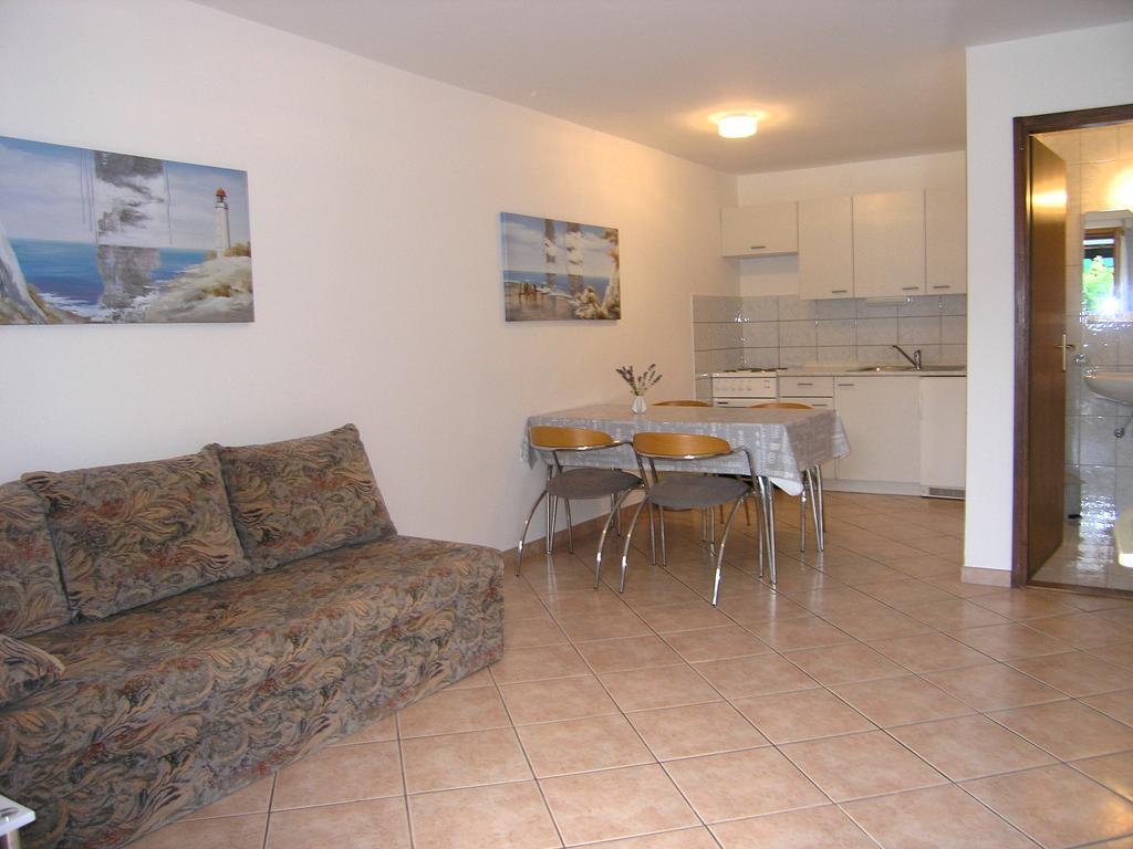 Apartmani Dolencic Krk Town Luaran gambar