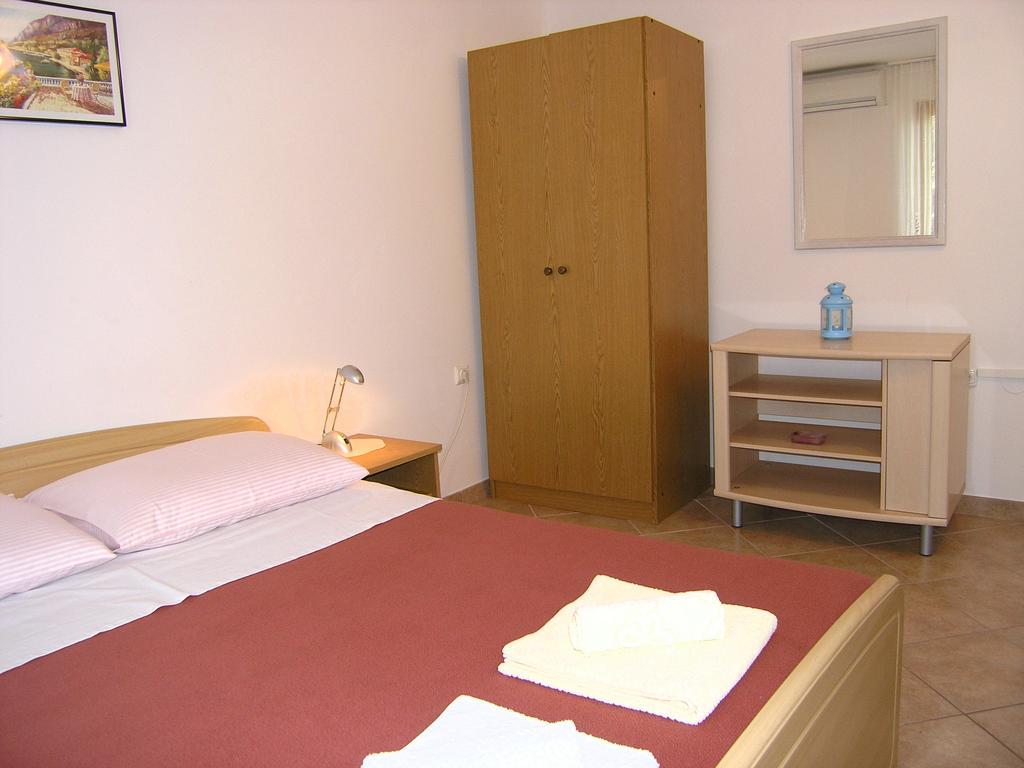 Apartmani Dolencic Krk Town Luaran gambar